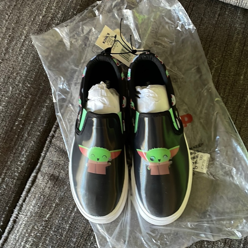 Kids ground up mandalorian  slip on shoes size 4